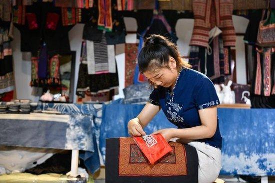  绣娘在贵州省黔西市一家非遗文化公司里制作苗绣（5月31日摄）。新华社记者 杨文斌 摄