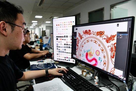  多彩贵州文化数据平台有限公司的设计师在电脑上做苗绣矢量化提取（6月1日摄）。新华社记者 杨文斌 摄