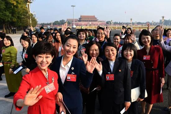 与党同心 跟党奋斗 书写巾帼新荣光——中国妇女十三大代表认真学习党中央致词