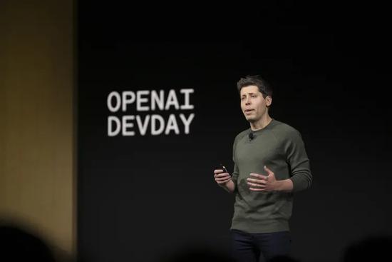 阿尔特曼在DevDay大会发表演讲 图片来源：OpenAI