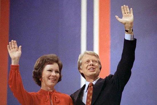 1976年7月15日,时任美国总统卡特(右)与妻子罗莎琳·卡特在纽约共同出席活动