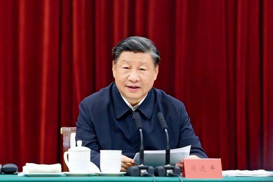2023年10月12日,中共中央总书记、国家主席、中央军委主席习近平在江西省南昌市主持召开进一步推动长江经济带高质量发展座谈会并发表重要讲话。习近平强调,完善跨区域、跨部门、跨层级的数据信息共享和流程互联互通,深化政务服务合作,优化营商环境。图/新华社记者 鞠鹏 摄