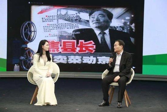焦跃进(右一)回忆进京卖大蒜(图源:河南日报)