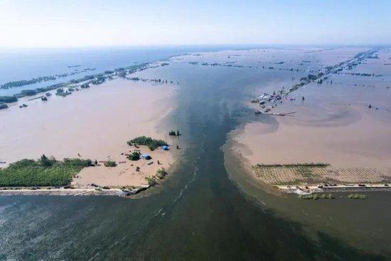 这是7月6日在湖南省岳阳市华容县团洲垸拍摄的洞庭湖大堤决堤现场(无人机照片)。新华社记者 陈思汗 摄