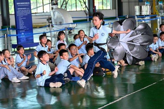 6月13日,在位于湖南株洲芦淞区的翔为通航基地,小学生在进行研学活动。新华社记者 张铖 摄
