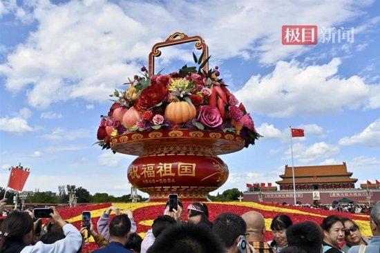 12.3万人天安门看升旗：连夜排三个小时，有人推坐轮椅的爷爷圆梦