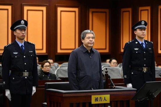 韩勇受审,被控30年贪腐超2亿