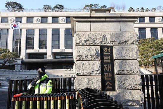  韩国宪法法院就总统尹锡悦弹劾案进行首次法庭辩论