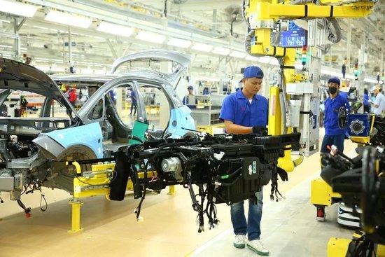 2024年7月4日,工人在位于泰国罗勇府的比亚迪泰国工厂工作 图:新华社