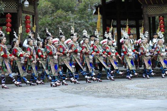 近日,侗族群众在黎平县肇兴侗寨寨门前演唱侗族大歌迎接宾客。吴光辉 摄