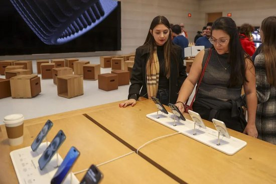 iPhone最高或涨至1.6万元!美国内物价“涨”声一片,从魔鬼辣椒鸡肉粉到汽车,甚至一瓶水都得多花钱