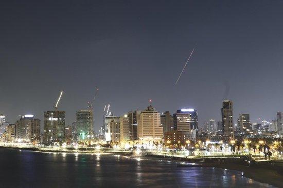 6月19日凌晨,在以色列特拉维夫,防空系统发射拦截弹留下光亮的轨迹(画面右侧)。新华社发(贾马尔·阿瓦德摄)