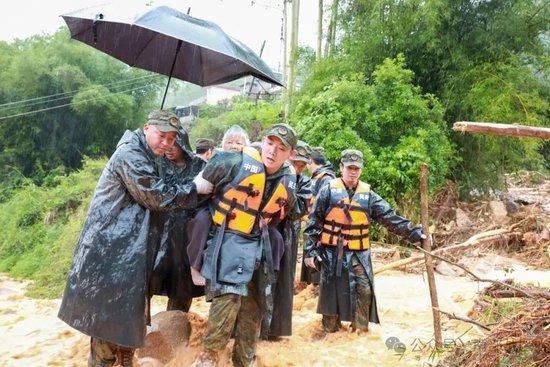 台风“蝴蝶”引发强降雨,广东各地民兵紧急出动救援