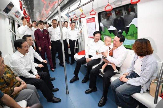 辽宁省委书记、省长乘地铁与乘客交流