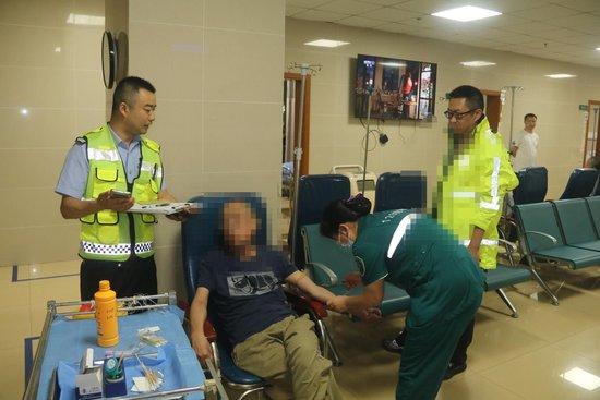 89岁老太买菜回家被三轮车撞倒骨折,57岁男子早上喝酒后醉驾被查
