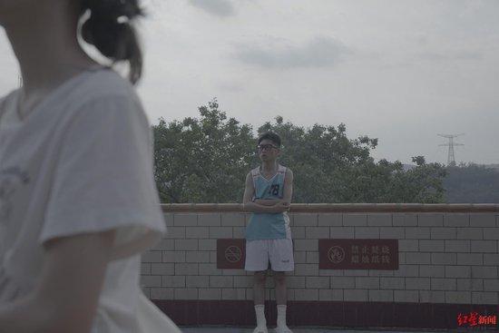 家暴纵火者死刑落地,“子告父”的陈昌雨在重建他的生活