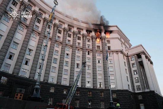乌总理证实：乌克兰政府大楼首次遭俄军袭击 现场画面曝光