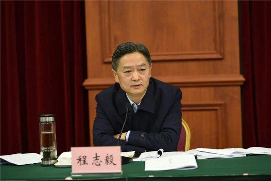 重庆披露:当了18年正厅级干部的程志毅,身边围了多名老板,多次出入别墅会所