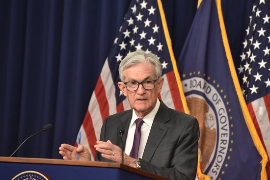 美联储宣布降息25个基点，预计年内还降两次，鲍威尔重磅发声！中国金龙指数大涨2.8%，英伟达跌超2%，金银下跌