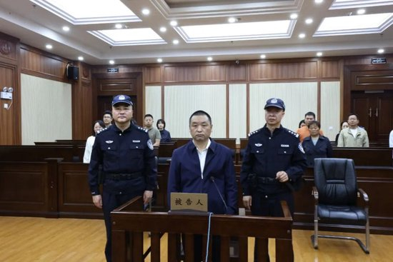 当县长时他想方设法架空县委书记,当书记后又想方设法架空县长
