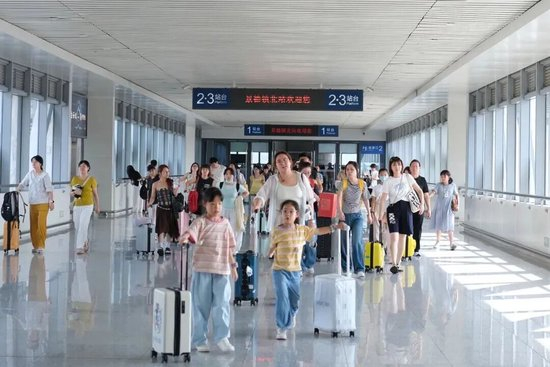 我的铁路风景｜旅客向窗外举起相机，意外拍到……