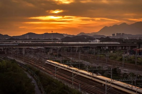 我的铁路风景｜旅客向窗外举起相机，意外拍到……