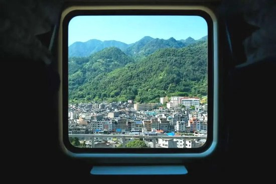 我的铁路风景｜旅客向窗外举起相机，意外拍到……