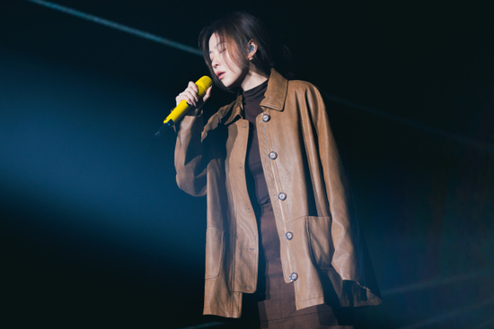 张靓颖摔下2米高舞台 w700d1q75cms.jpg?by=cms_fixed_width