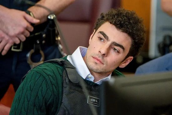 枪杀美医保高管嫌犯路易吉:被曝在监狱内“非常受欢迎”,此前有大量粉丝给他打钱