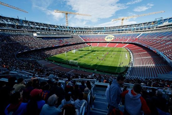 每体:7500名巴萨球迷上轮西甲未能及时入场,反对派批评拉波尔塔