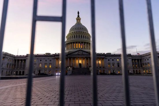 爱泼斯坦案：撤照片、涂文件 美国司法部在慌什么