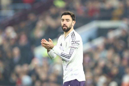 记者：B费腿筋受伤预计缺席6场比赛，错过曼市德比踢枪手时复出