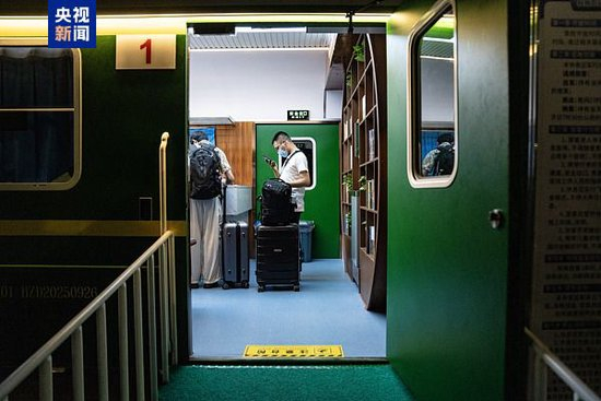 杭州东站用绿皮车提供免费住宿 旅客点赞：可以睡个安稳觉