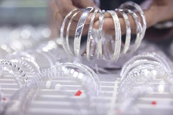 白银暴涨后急跌，贵金属价格站在“悬崖边”？