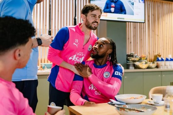 今晚迎来首秀?曼城官方晒图,福登、B席等队友欢迎塞梅尼奥