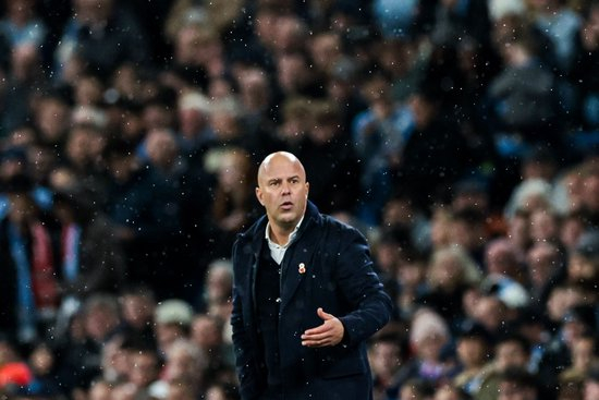 卡拉格：斯洛特出手止住球队连败势头，但战术又向另一个极端倾斜