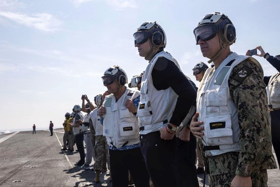 伊朗划“红线” 美官员登航母 两国对峙风险仍未解除