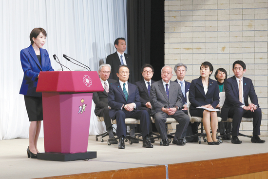 9日，日本首相高市早苗在自民党总部举行记者会。（视觉中国