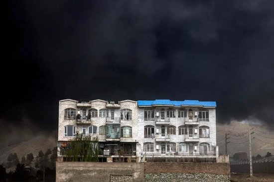 伊朗储油设施遭袭，美官员：都是以色列干的 此前伊朗4处储油设施及一处石油产品转运中心遭空袭，附近出现罕见“黑雨”