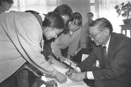 1994年10月25日,北京大学为金庸举办名誉教授授予仪式,之后金庸为学生们签名