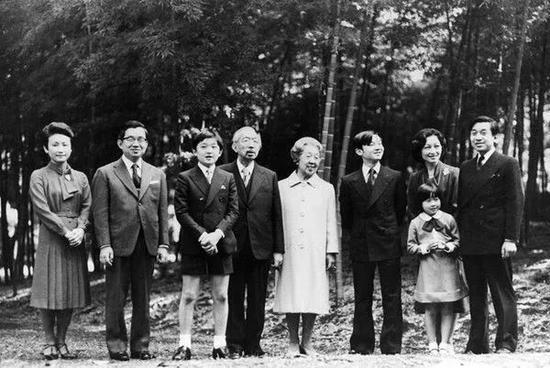 ▲明仁天皇一家,从左至右分别是:明仁的弟弟正仁亲王夫妇、文仁、裕仁天皇夫妇、德仁、清子、明仁皇太子夫妇