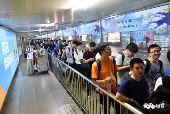 2、北京南站,不是一般的拥挤。