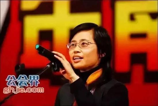 刘红鹰:曾任信息时报经济中心主任、《赢周刊》核心创业人员之一,曾供职于21世纪经济报道、网易财富中心总监。2010年7月加盟盛大游戏,任传播中心总经理(VP)。后创业,开发名为“ollaQ”的APP。