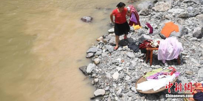 浙江一村庄台风过后满目疮痍 村民返家抢救物资