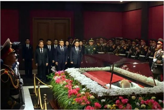 中国驻朝鲜大使王亚军吊唁金永南逝世