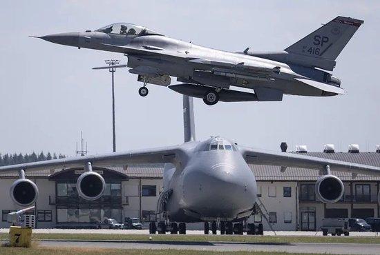  6月14日，一架美军F-16战斗机在北约空军演习期间从德国斯潘达勒姆空军基地起飞。图源：视觉中国