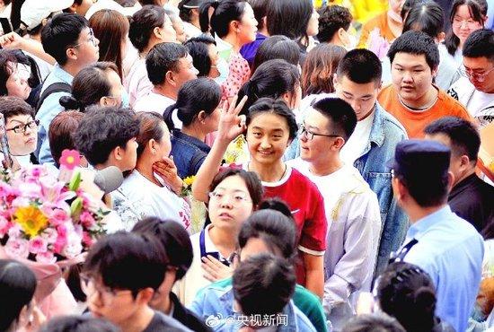 高考数学“爆”了!有考生顺利做出压轴题,网友:不算太难