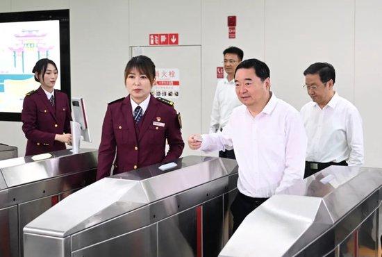 辽宁省委书记、省长乘地铁与乘客交流