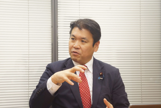 出轨塌房骂首相，高市却要力保他？