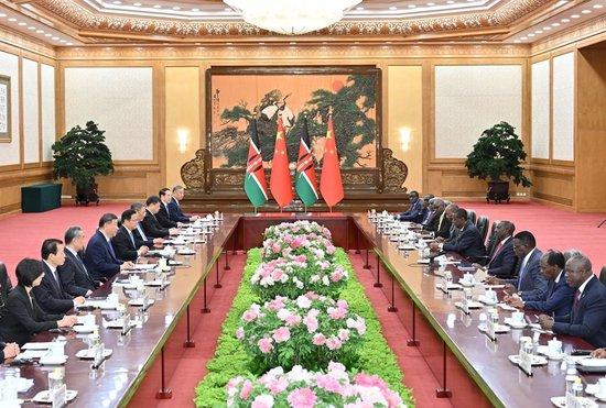 4月24日上午,国家主席习近平在北京人民大会堂同来华进行国事访问的肯尼亚总统鲁托举行会谈。